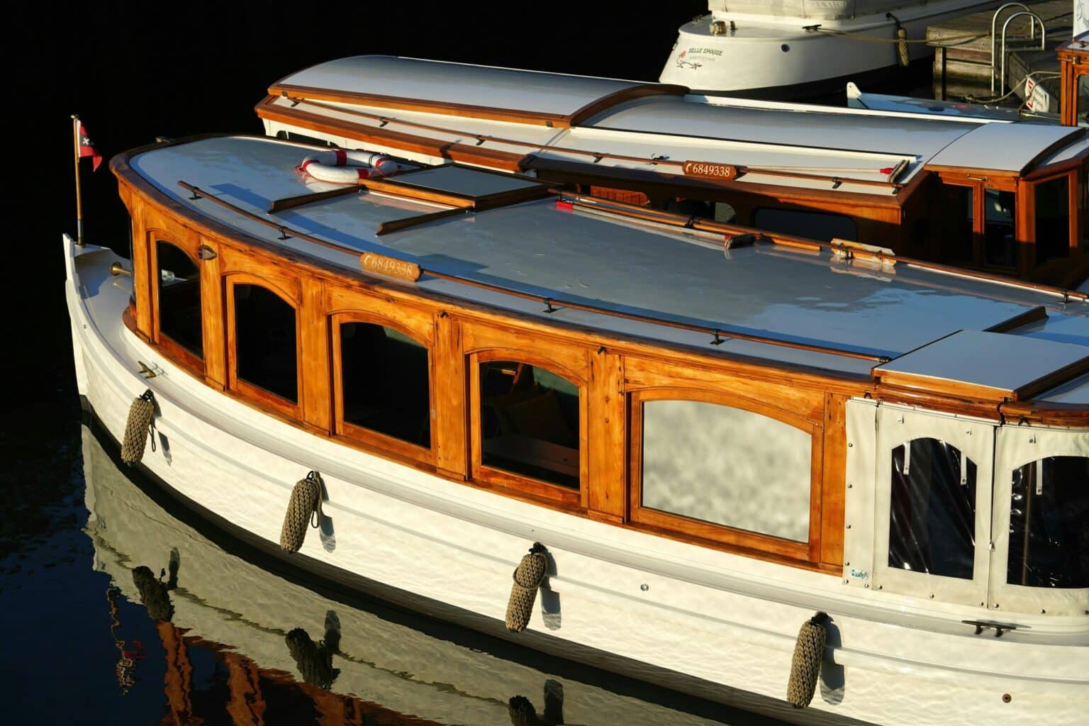 Hausboot im Sonnenschein auf einem See