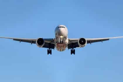 airplane in midair at daytime