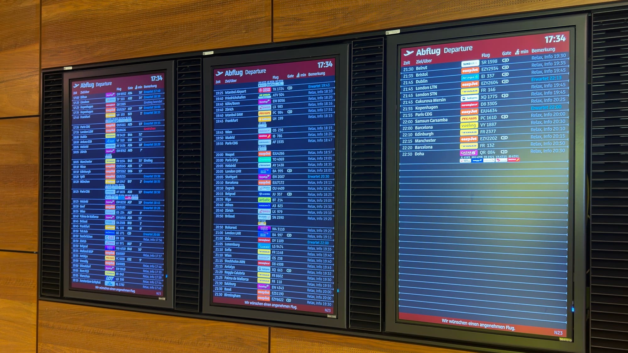 Abflugtafel am Flughafen mit verspäteten und annullierten Flügen