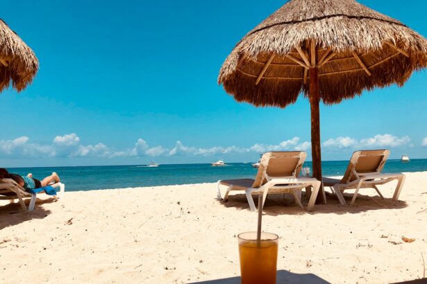 Brauner Sonnenschirm und zwei Strandstühle auf dem Sandstrand