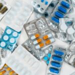 ein Haufen Tabletten, die nebeneinander auf einem Tisch liegen