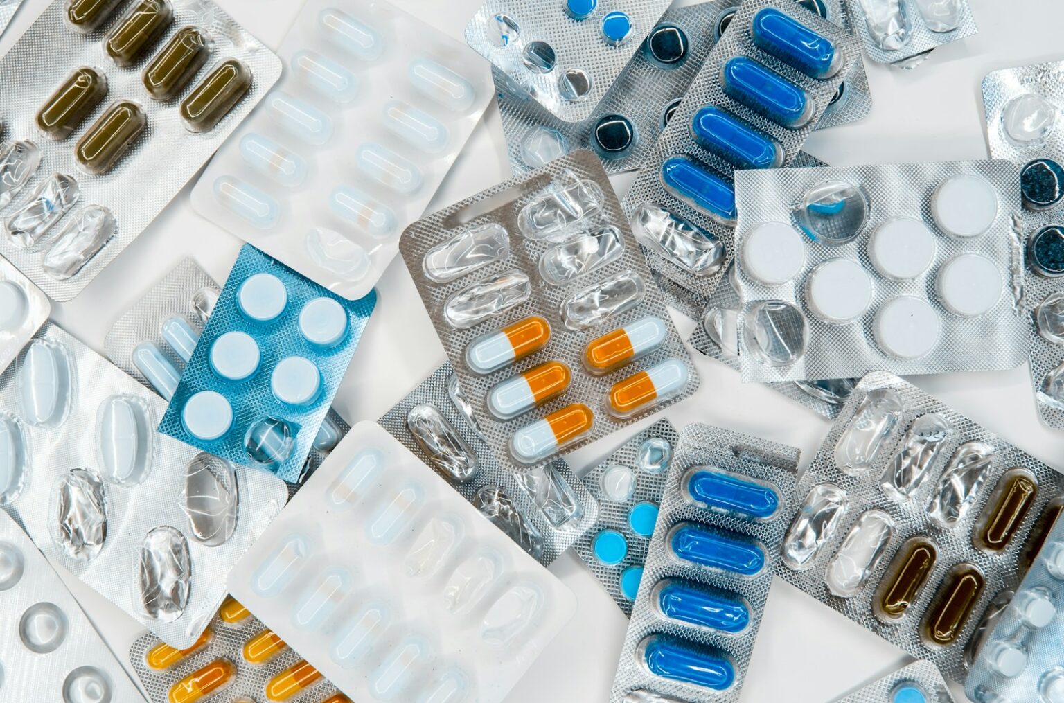 ein Haufen Tabletten, die nebeneinander auf einem Tisch liegen