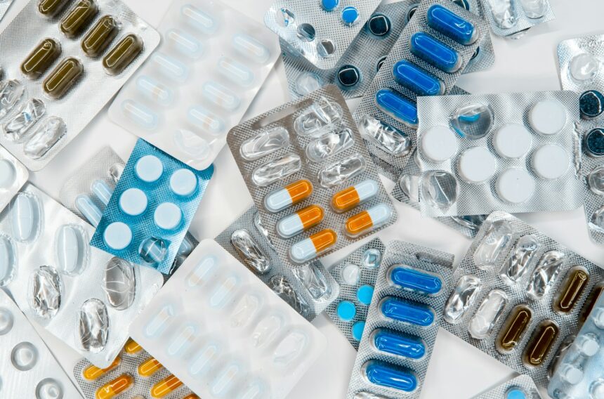 ein Haufen Tabletten, die nebeneinander auf einem Tisch liegen