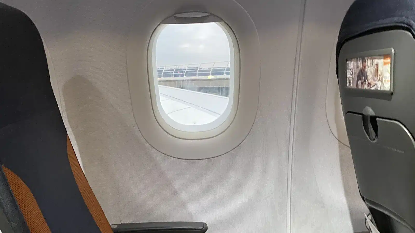 Fensterplatz in der Economy Class mit Blick auf die Tragfläche
