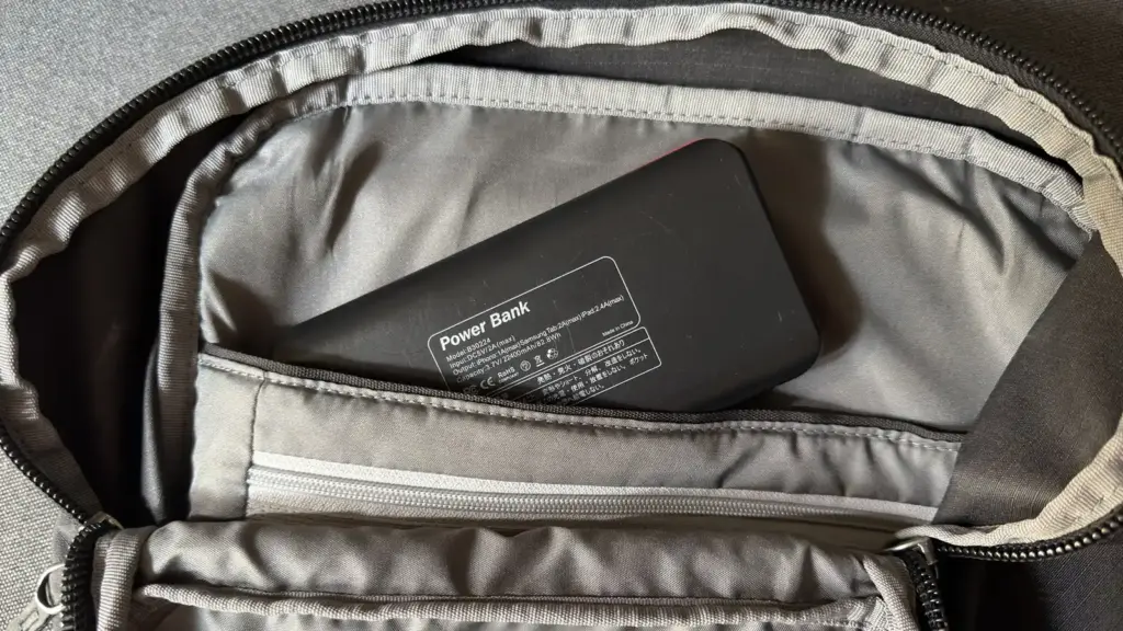 Powerbank griffbereit im Außenfach eines Rucksacks