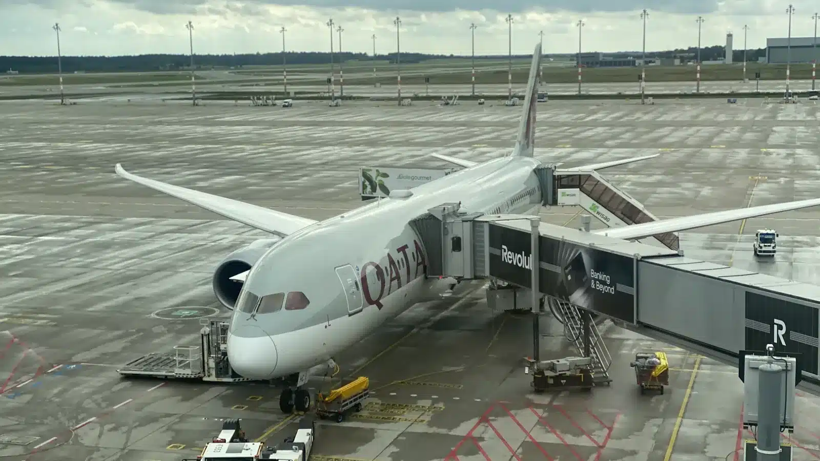 Boeing 787 Dreamliner von Qatar Airways am Gate mit Fluggastbrücke