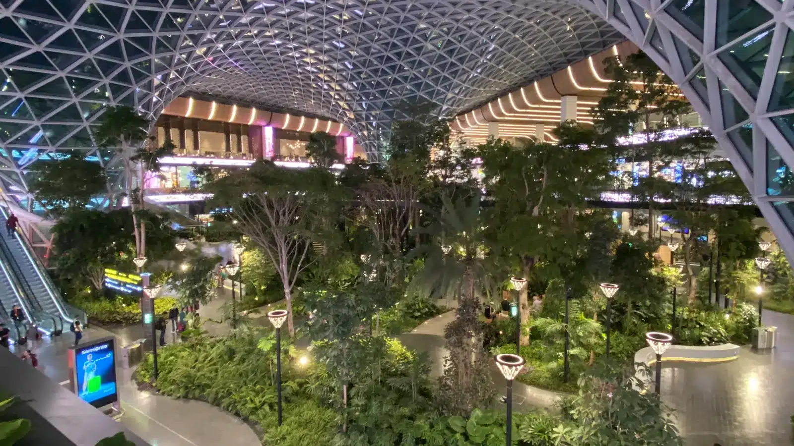 Der Orchard, tropischer Garten unter einer Glaskuppel am Flughafen Doha