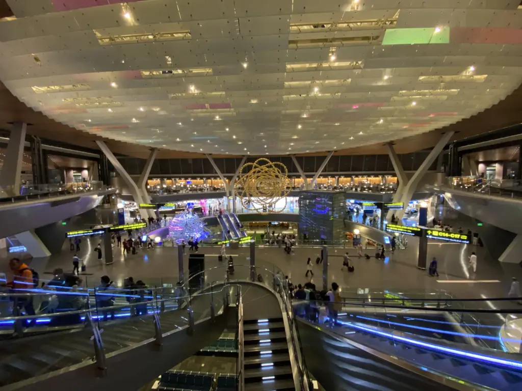 Duty Free Plaza am Flughafen Doha mit Rolltreppen und Anzeigetafeln