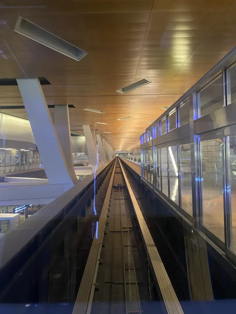Blick aus dem fahrerlosen Zug am Flughafen Doha auf die Strecke zwischen den Terminalbereichen
