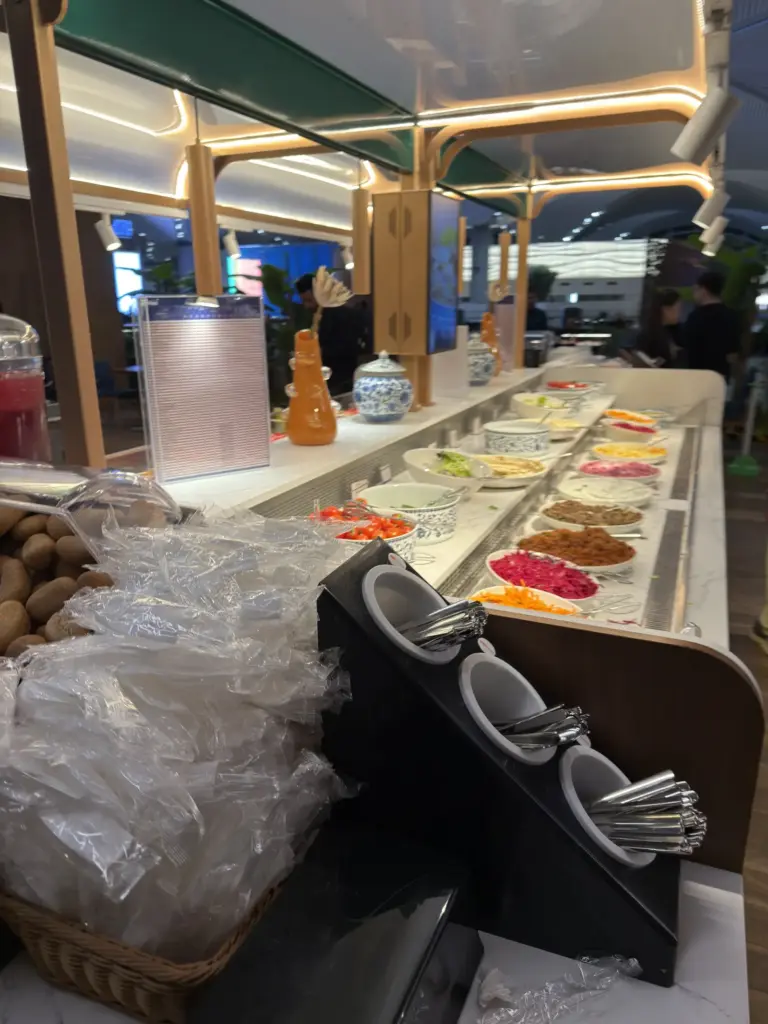 Buffet mit türkischen Vorspeisen und Salaten in der iGA Lounge Istanbul