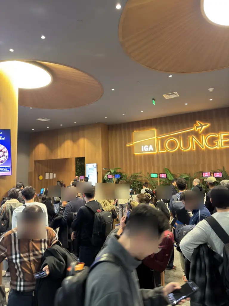 Warteschlange vor dem Empfang der iGA Lounge Istanbul unter dem beleuchteten Schriftzug