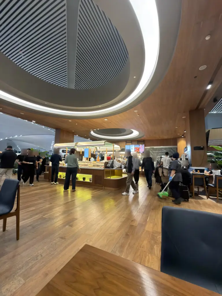 Sitzbereich und Buffet der iGA Lounge Istanbul bei vollem Betrieb