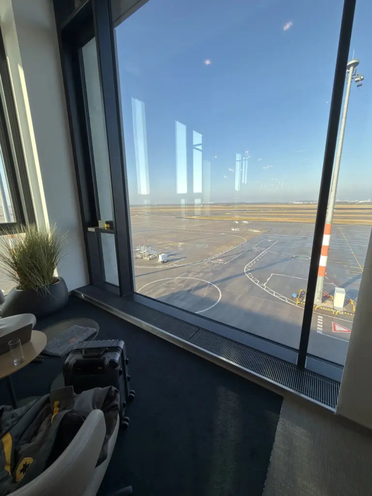 Fensterplatz in der Lufthansa Business Lounge am BER mit Blick auf das Vorfeld