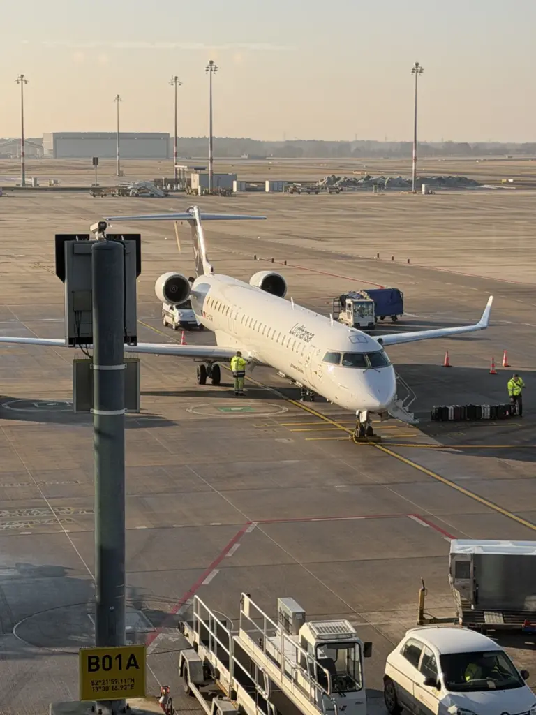 Lufthansa CityLine Regionaljet CRJ900 am Gate des Flughafens BER