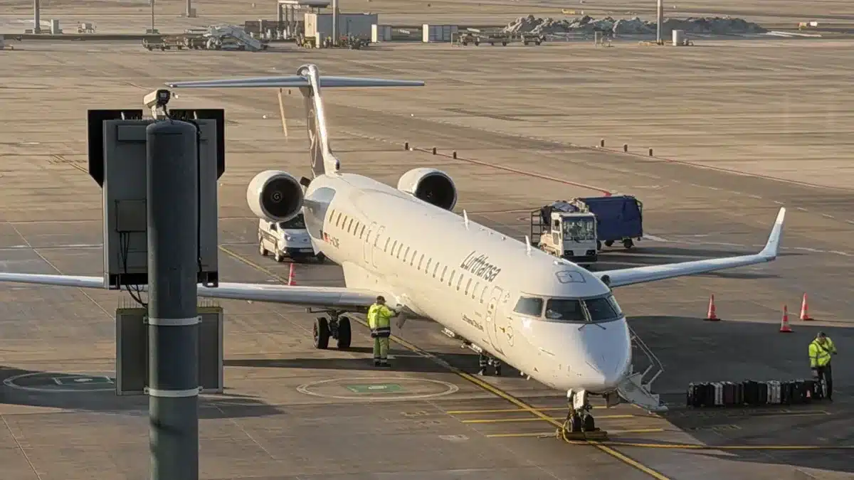 Lufthansa CityLine Regionaljet CRJ900 am Gate des Flughafens BER