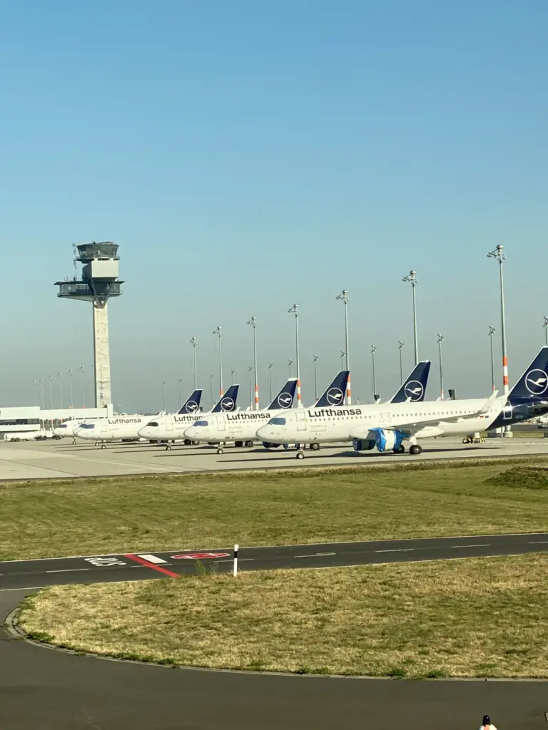 Reihe geparkter Lufthansa Flugzeuge auf dem Vorfeld am BER