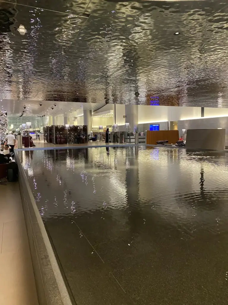 Al Mourjan Business Lounge in Doha mit großem Wasserbecken