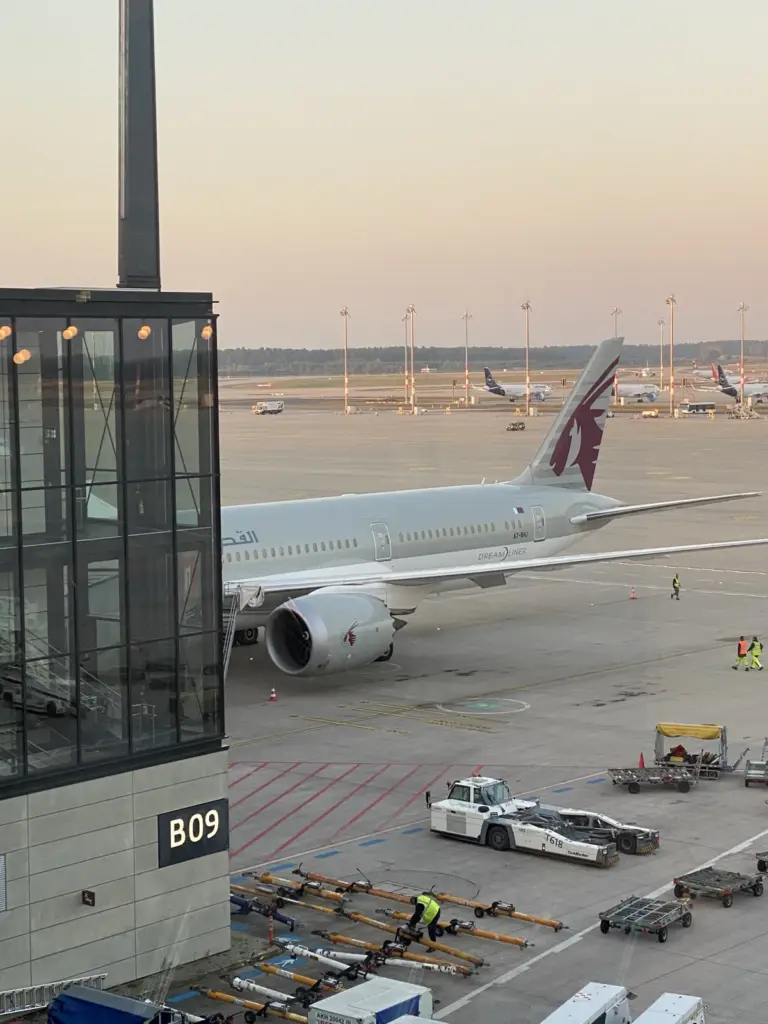 Boeing 787 Dreamliner von Qatar Airways am Flughafen BER im Abendlicht