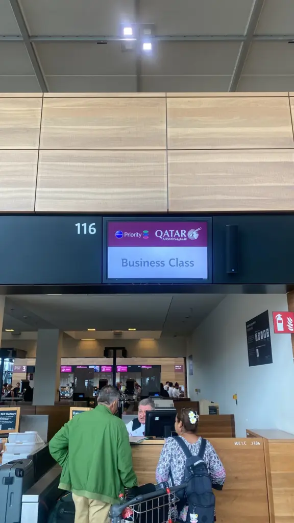 Qatar Airways Business Class Check-in Schalter am Flughafen Berlin Brandenburg