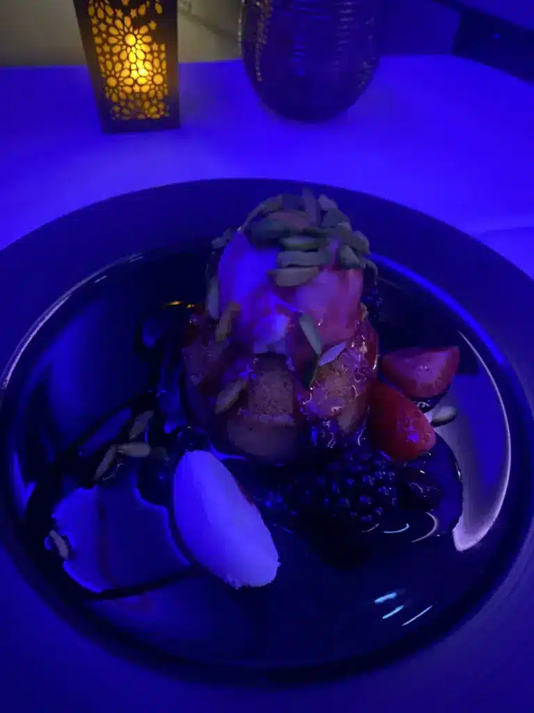 Dessert mit Eis, Pistazien und Beeren in der Qatar Airways Business Class