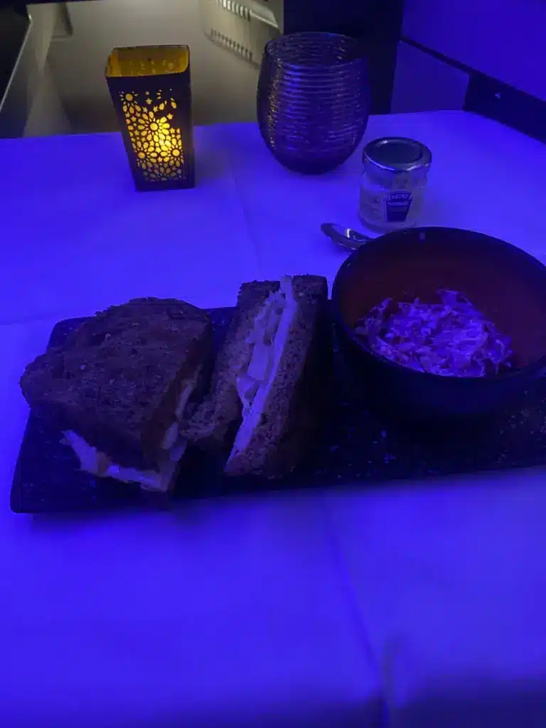 Gegrilltes Käsesandwich mit Krautsalat in der Qatar Airways Business Class