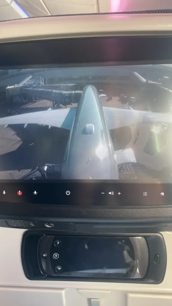 Bildschirm in der Qatar Airways Economy mit Bild der Heckkamera des Airbus A350 am Gate
