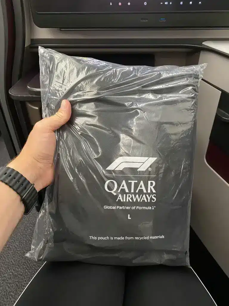 Qatar Airways Pyjama in der Verpackung mit Formel 1 Logo, Größe L