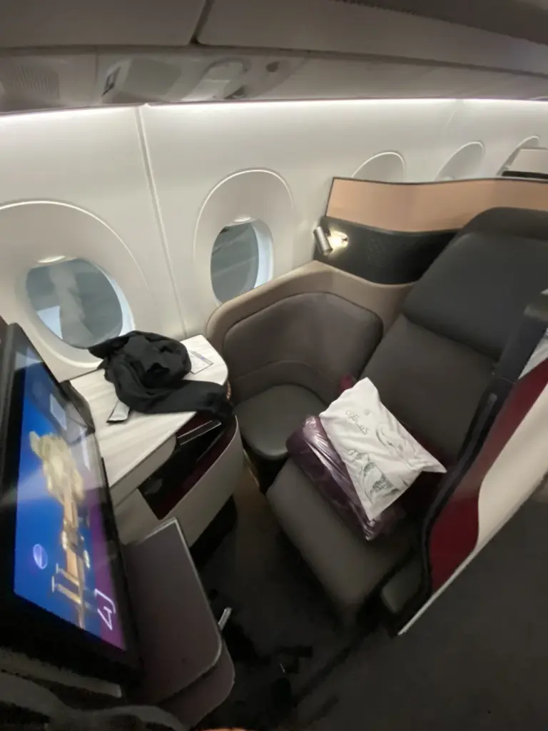 Qatar Airways QSuite Sitz im Airbus A350-1000 mit Kissen und Bettwäsche
