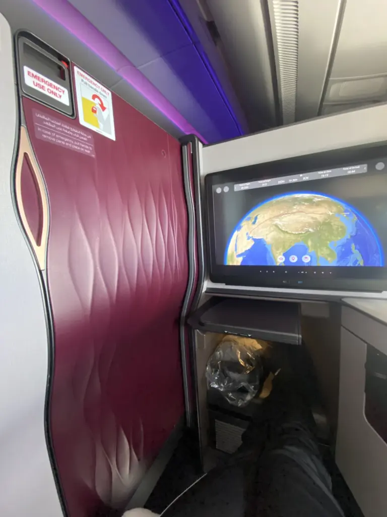 Suitentür mit Notfallgriff und Bildschirm mit Flugkarte in der QSuite