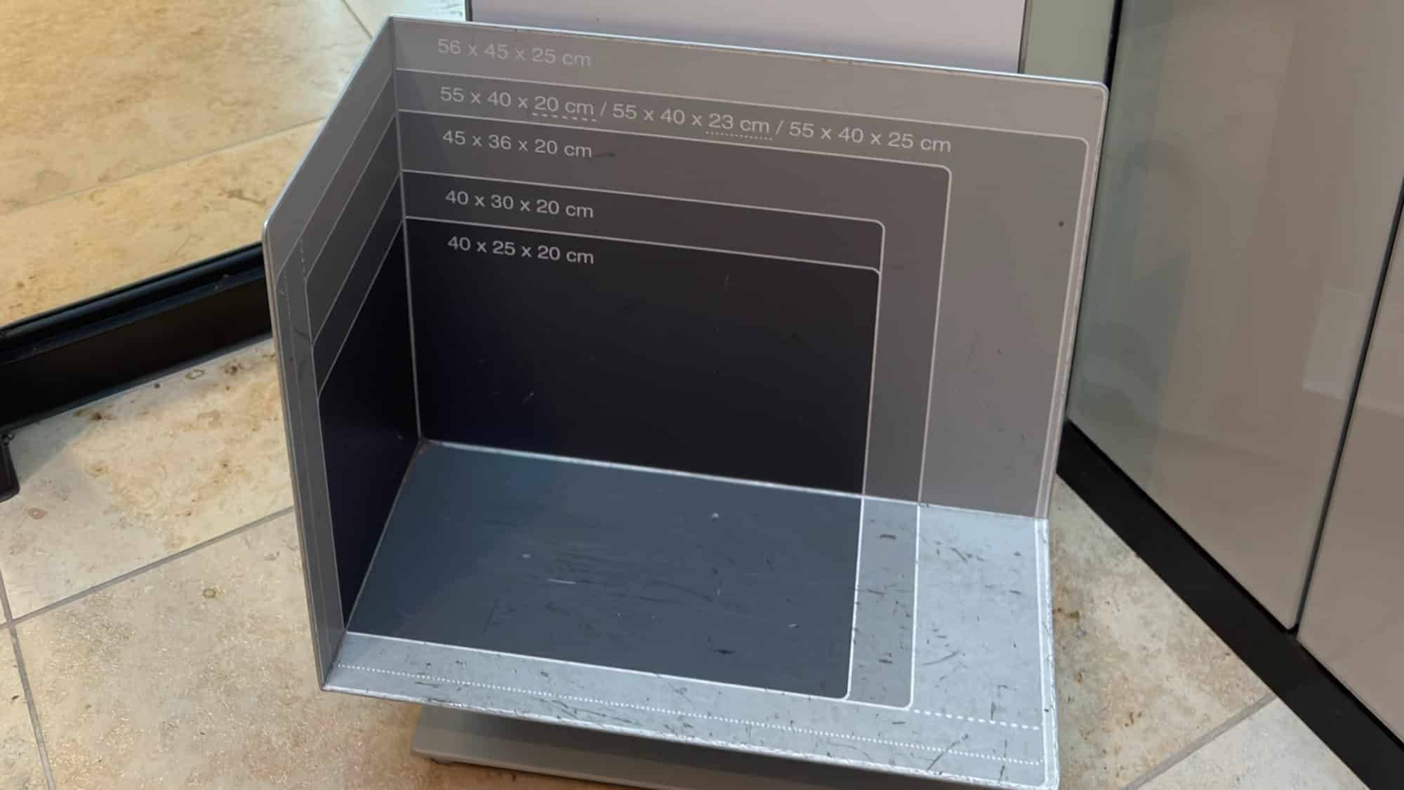 Messrahmen am Flughafen BER mit den Handgepäck-Maßen, darunter Ryanairs 40 x 30 x 20 cm