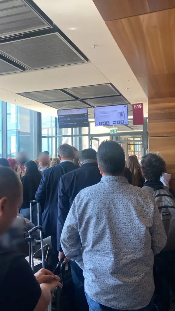 Warteschlange beim Boarding an Gate B19 im Terminal 1 des BER, die bis in den Pier Gang reicht