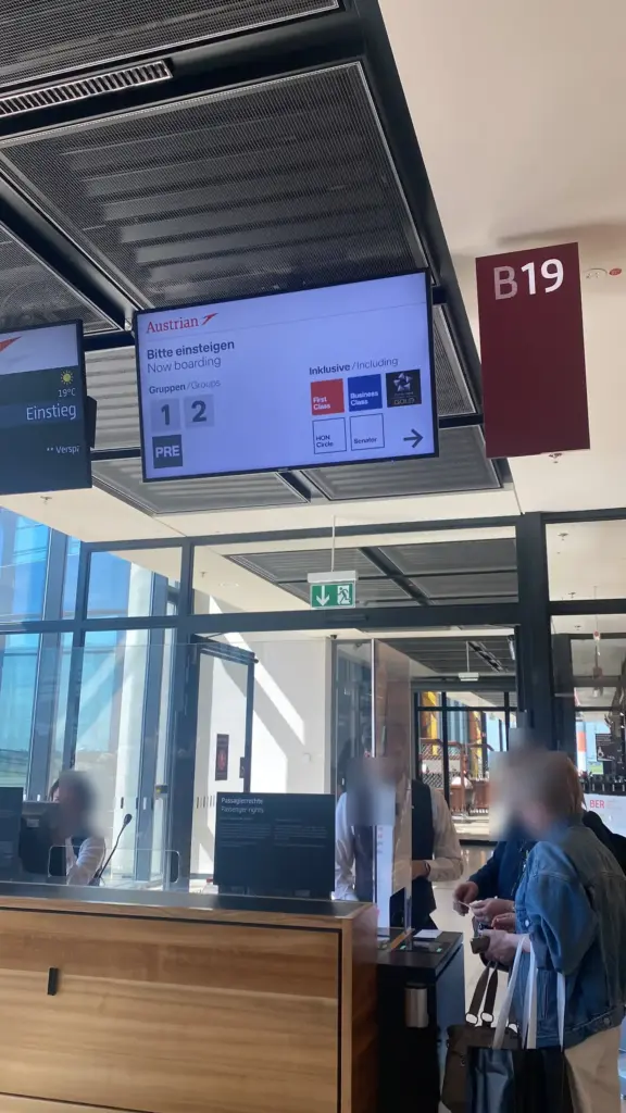 Anzeigetafel an Gate B19 am BER mit Boarding Gruppen 1 und 2 sowie Status Logos