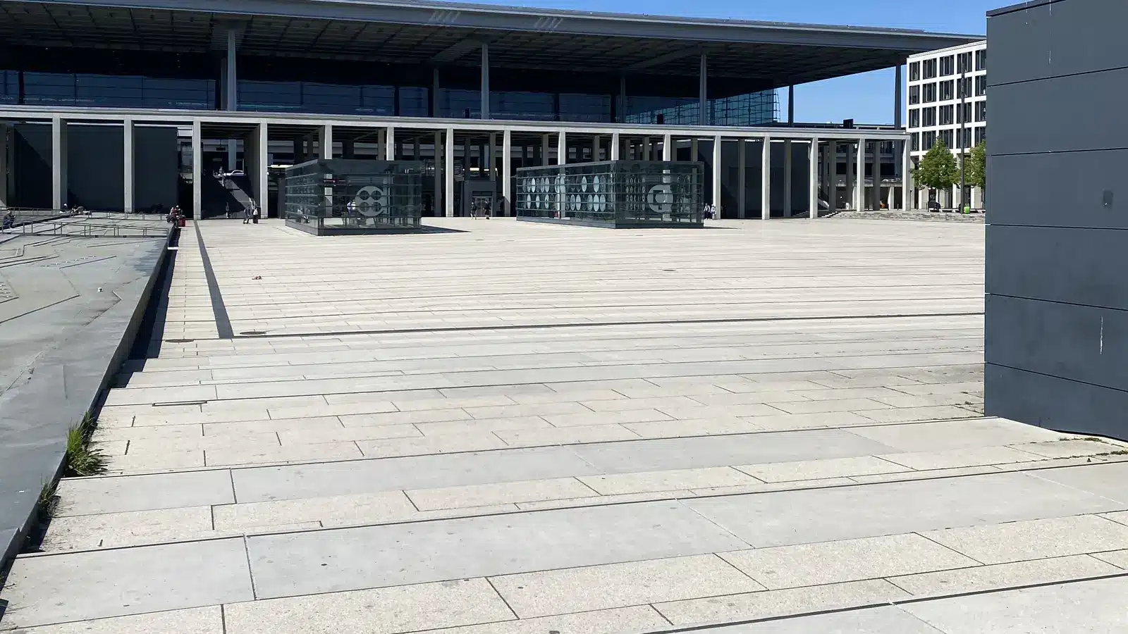 Terminal 1 des Flughafens BER vom Willy Brandt Platz aus bei blauem Himmel