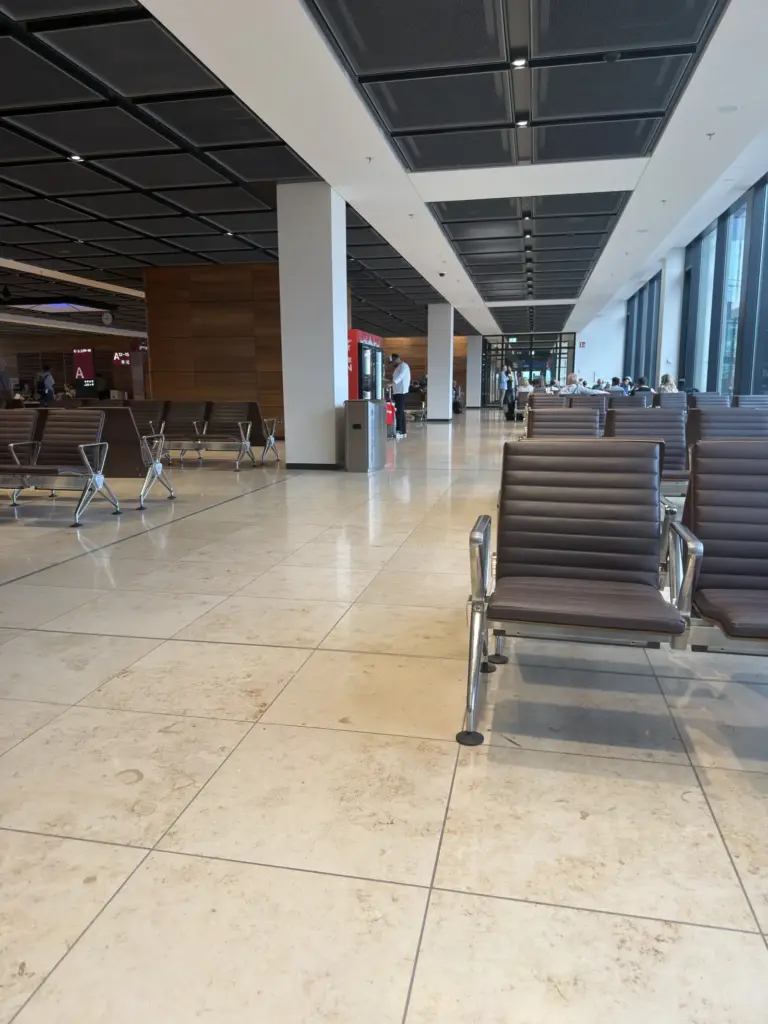 Wartebereich mit Ledersitzen an einem Gate im Terminal 1 des BER